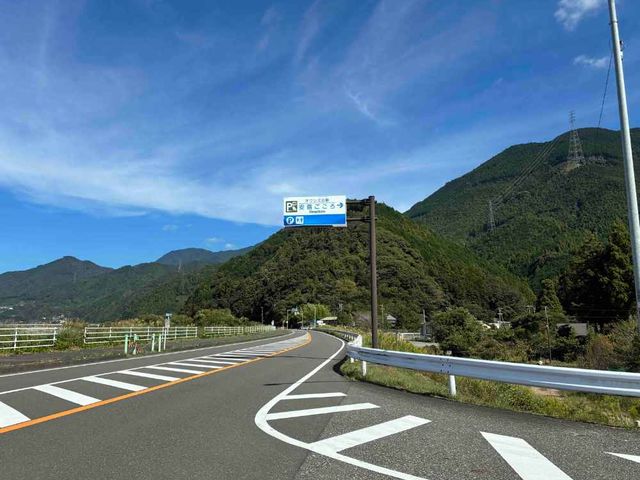 <体験施設サイン>
国道沿いの看板が目印。市街地から車で約30分、自然の中へと誘う爽快なドライブコースです。_苺屋 いちかわ農園