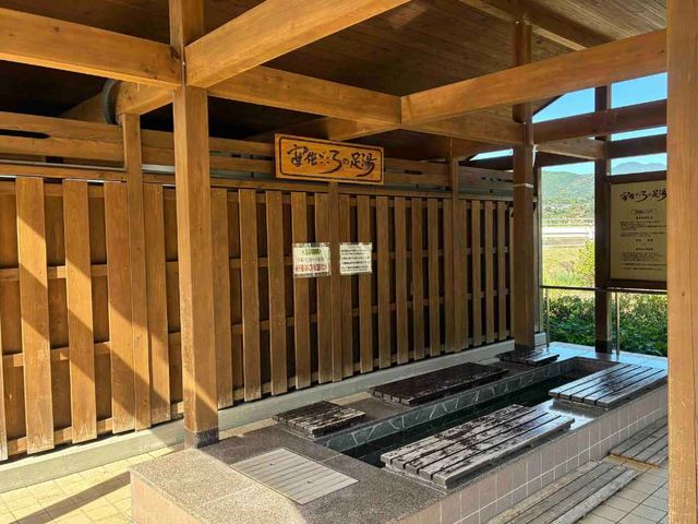 <体験施設紹介>
旅の途中にほっと一息。無料で利用できる足湯で、安倍川温泉のお湯に癒される贅沢な時間を。_苺屋 いちかわ農園