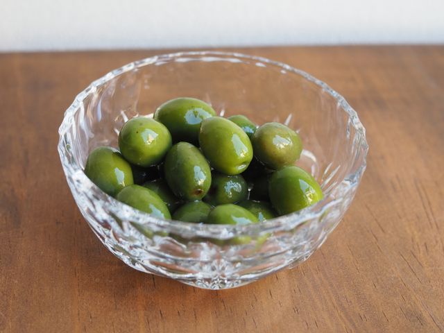 オリーブの新漬けをお召し上がりください_SETOUCHIオリーブリトリート号