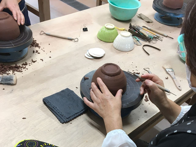 ご友人と楽しくおしゃべりしながら♪同一コースでお申し込みください。体験内容は10コースございます。_陶房 みっけ