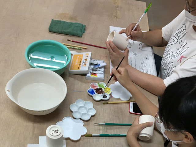 親子で体験中♪_陶房 みっけ