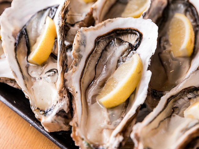 かき小屋 飛梅 神田西口店の写真1