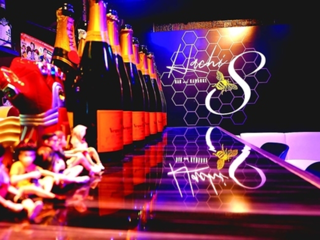BAR and KARAOKE Hachiの写真1