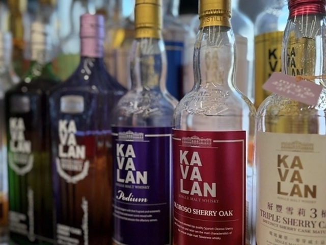 お酒の美術館 西大寺駅店の写真1