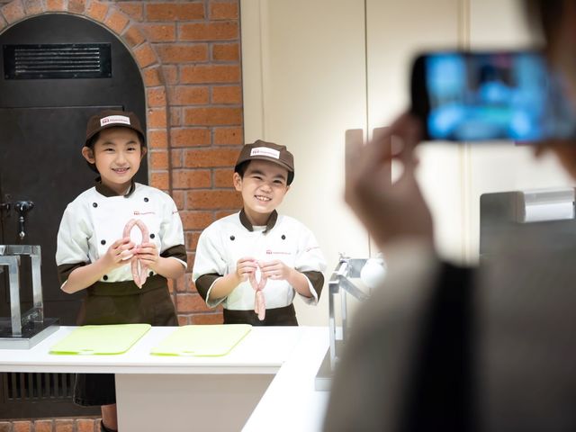 パビリオンはガラス張りでお子さまの様子を見学できます。写真撮影も可!_キッザニア甲子園