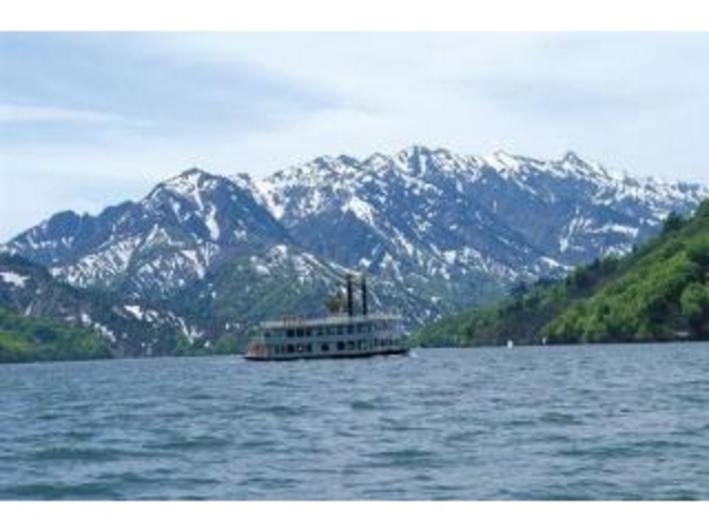 新緑と残雪_奥只見湖遊覧船