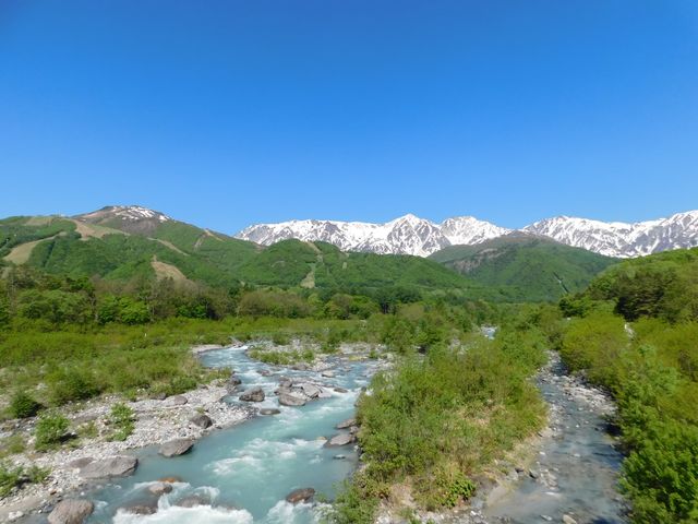 開放感のある露天風呂からは雄大なアルプスの景色を眺められます。_白馬八方温泉 みみずくの湯