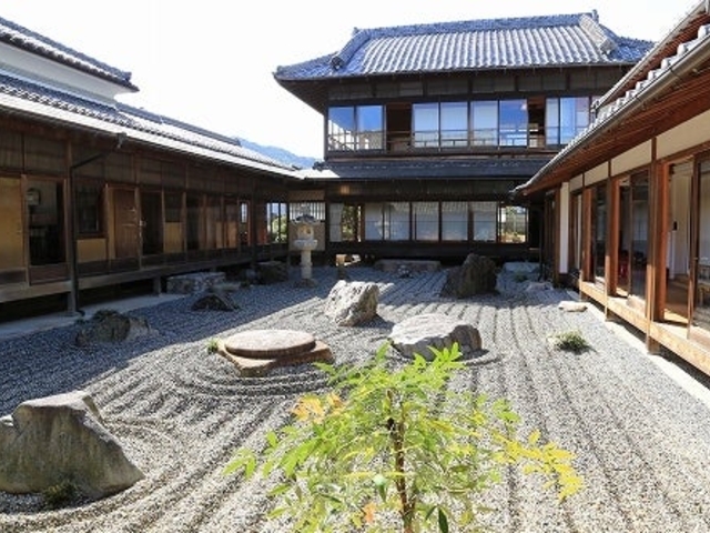 中庭から見た離れの建物_国登録有形文化財「コヤノ美術館 西脇館」