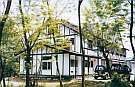 木立の中に建つ宿