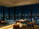 OMOハウス(6名定員):広々としたリビングと大きく広がる窓からパノラマのような街並みを一望できます。