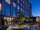 空中庭園(夜):高層の開放感の中、夜景を眺めながら水の美しさに癒やされる。