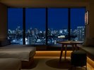 デラックスルーム(4名定員):窓いっぱいに広がる都心の夜景をお楽しみいただけます。