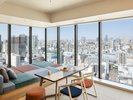 OMOハウススイート(6名定員):広々とした大きな窓とリビングにテーブルを備え、キッチンも完備。