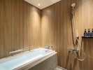 ツインルーム(ユニバーサル仕様):浴槽、トイレに手すり完備・移動しやすい空間設計、段差の少ないお部屋。