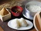 朝食:五つ星お米マイスター監修のお米と、坂本商店から仕入れたお味噌を使ったお味噌汁は絶品です。