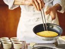 朝食:特製オムレツのライブキッチン。ホテルメイドのソースをご用意