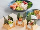 朝食:目の前で握るおむすびは、具材を選ぶ楽しさも魅力の一つ