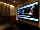 【サウナ付きツインプレミアReFaルーム】大画面の75型テレビ。ベッドの目の前にも50型テレビがあります!
