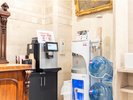 ロビーにてコーヒと水サービス