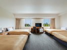 【ファミリールーム】ベッド4台の広めのお部屋です。ご家族やグループでのご利用にオススメ。