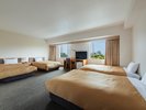【ファミリールーム】ベッド4台の広めのお部屋です。ご家族やグループでのご利用にオススメ。