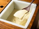大人気の「自家製豆腐。」大豆の旨みが堪能でき、トッピングにサクサク醤油をかけて食べると絶品です!