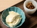 大人気の「自家製豆腐。」大豆の旨みが堪能でき、トッピングにサクサク醤油をかけて食べると絶品です!