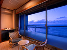 *【東館】和室10畳角部屋(夕暮れ):窓から一面に海の景色をご覧いただけます。