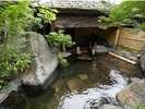 開放的な庭園露天-山川の湯。夜にはライトアップされます