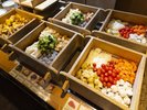 夕食ハーフビュッフェ・砂むし温泉に見立てた「セイロむし料理」