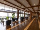 大きな窓から差し込む光で明るく広々としたロビー