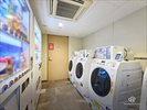 コインランドリーは館内に合計8台ございます。