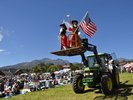 秋の収穫祭『カンティフェア』で人気のトラクターパレード♪