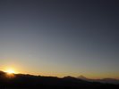 山並みを赤く染める朝日は必見です