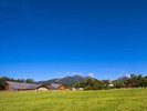 牧草地から見た清泉寮外観と八ヶ岳