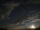 朝日のように輝く月と流れる雲。不思議な