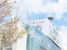 施設の隣の富士山駅の駅舎