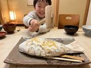 子供が塩釜焼きを木槌で割る