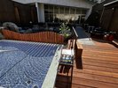 【青空の下でまどろむ】手足を伸ばして浸かる至福の寝湯。澄んだ空気と美肌の湯を、五感で味わう開放感。
