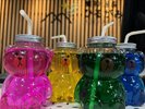 カラフルな”森のくまさん”がお出迎え♪小さなお子様には無料ドリンクバー用に貸出しも行っています!