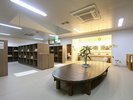 【至福の湯上がりタイム】木の質感に心が和む休憩スペース。冷水機で喉を潤し、ゆったりと寛ぎの時を。