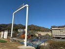 温泉街の眺望を独り占め♪高い台に位置する駐車場に「大型ブランコ」が登場!カップル・ファミリーに大好評