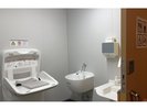【バリアフリートイレ】どのお客様でもご利用いただけるトイレをご用意しております。