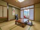 【梓館和室】遠くに山並みを望む梓館基本和室(お部屋により眺望が異なります)