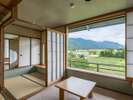【葵館和室】窓からは四季折々の景色を眺め、非日常のお時間をお楽しみ頂くことができます。