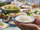 朝は美味しい御飯で一日スタート!野沢菜ほか美味しいお漬物もいろいろ取り揃えております。