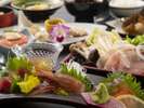 季節替わりの会席料理で、夕食のひとときも和気あいあい。