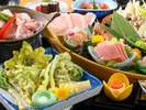 季節の天婦羅盛り合わせと会席料理をお楽しみください