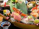 彩り鮮やかな豊洲直送マグロと海鮮彩り舟盛り!