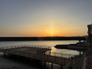 水辺に映える美しい夕景をお楽しみください。